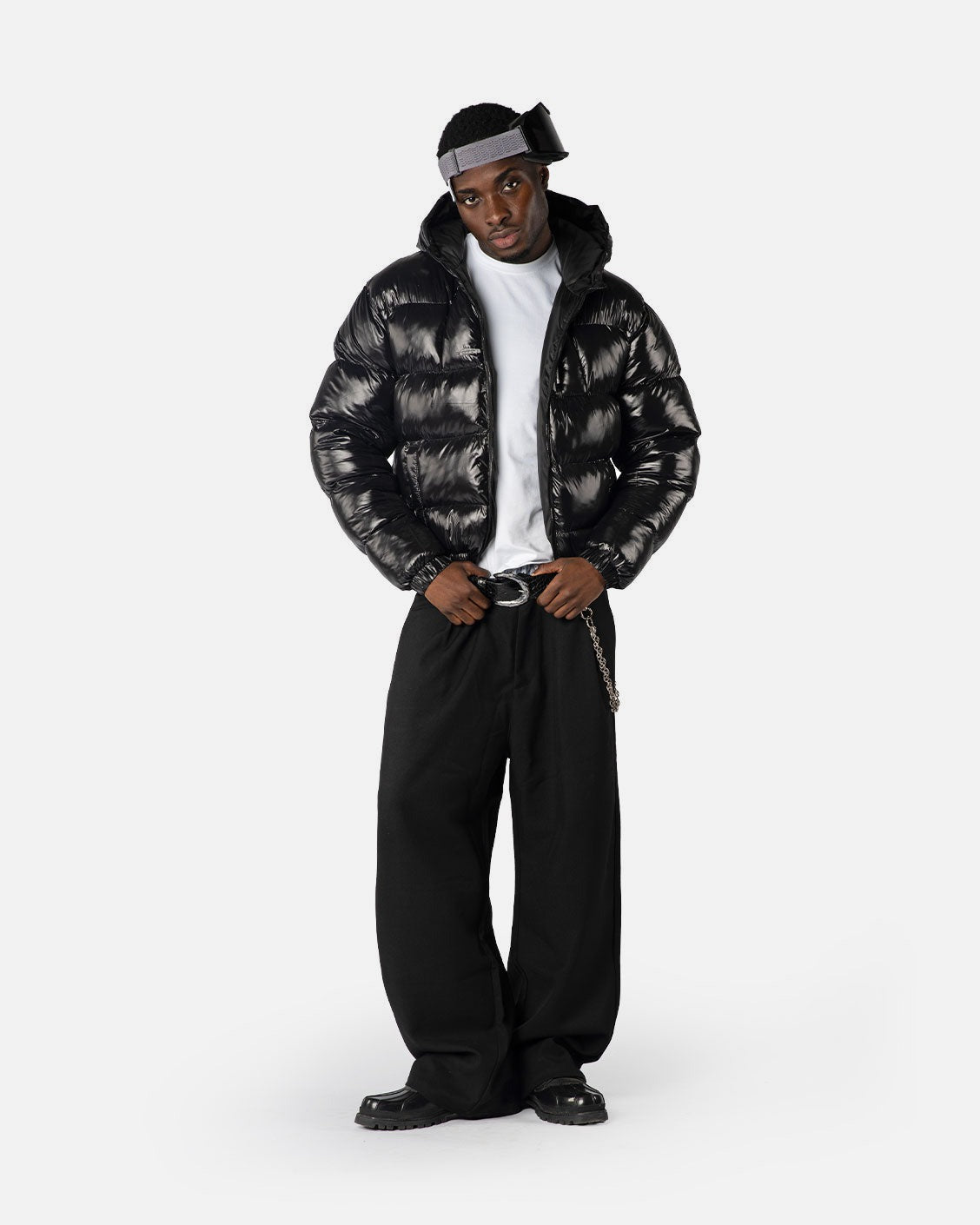 Void Puffer Black, product view 4 on a light grey background