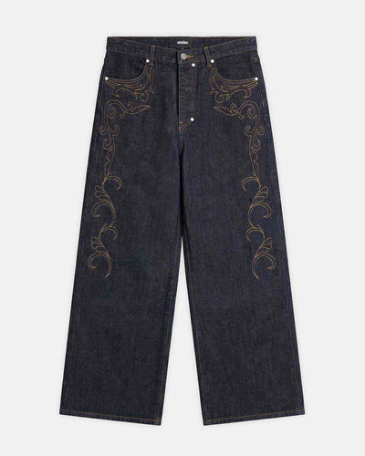 Western Raw Denim, naplocho, pohled zepředu na světle šedém pozadí