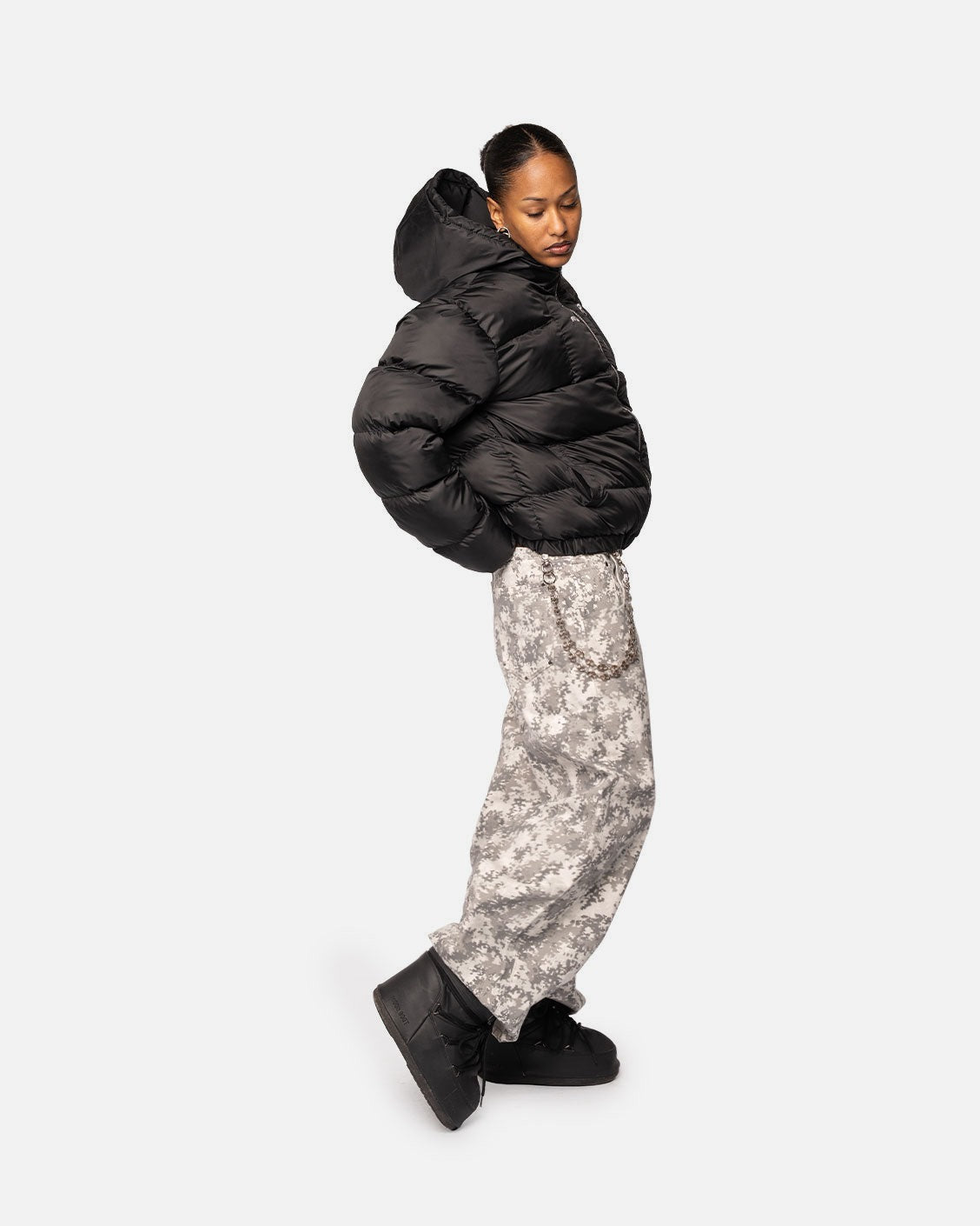 Apex Puffer Black, product view 2 on a light grey background