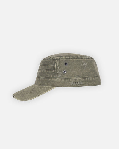 Gorra verde de estilo militar sobre un fondo blanco