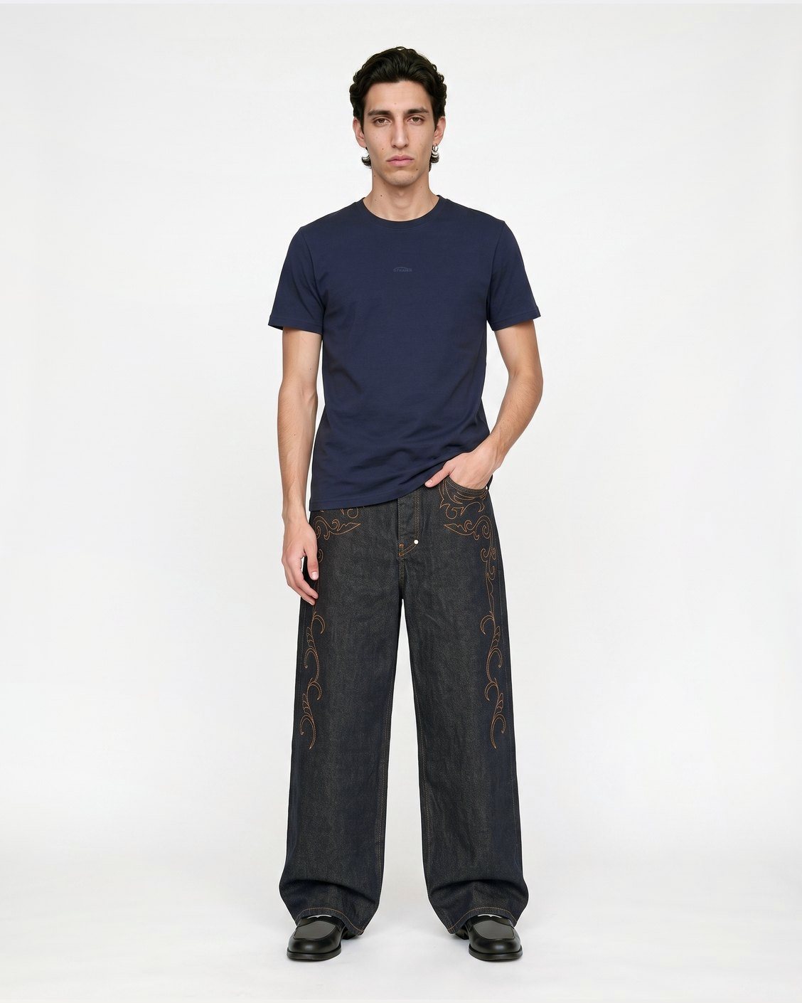 Slim Tee Navy, product view 3 on a light grey background