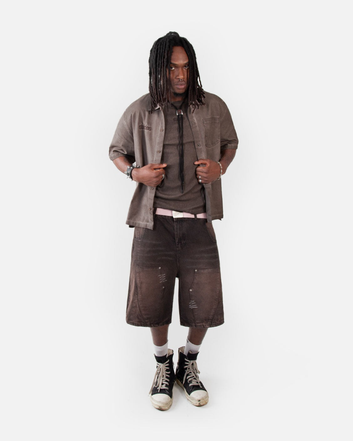 Ranger Shirt Brown Oil Wash, worn by a model on a light grey background