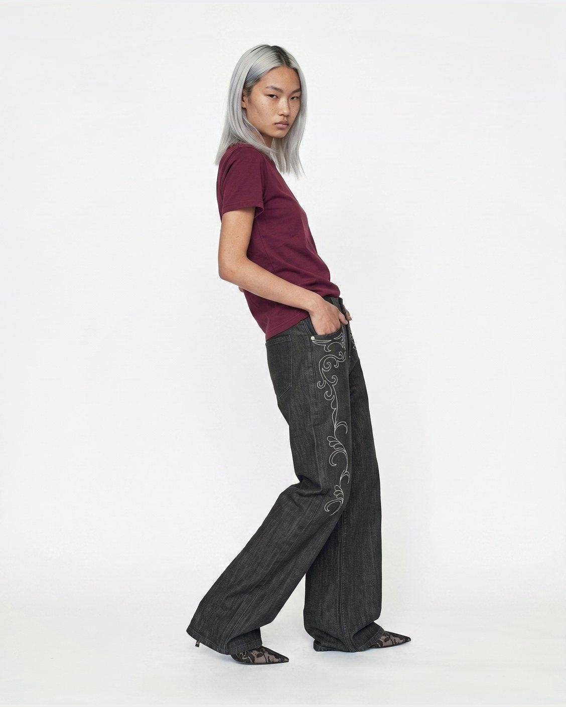 Slim Tee Bordeaux, product view 4 on a light grey background