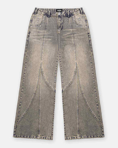 Světle šedé denim džíny se střihem wide fit a výraznými detaily yellow wash, včetně linií švů a kožené nášivky s logem vzadu.