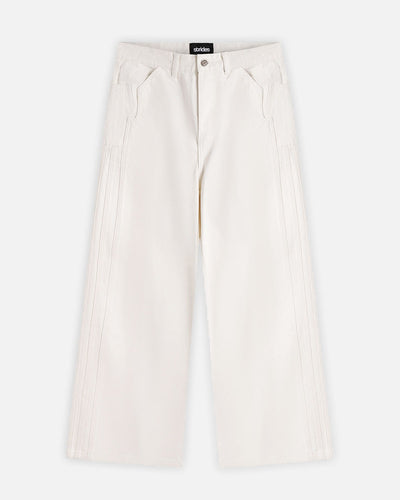 Pantalones blancos de pernera ancha sobre un fondo blanco