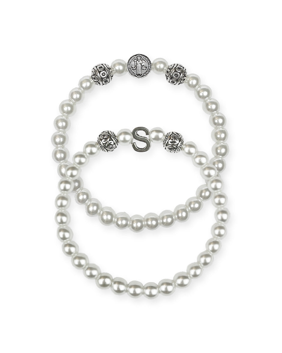 A silver bracelet with spherical antique silver pearls and glass wax beads, featuring a clasp.