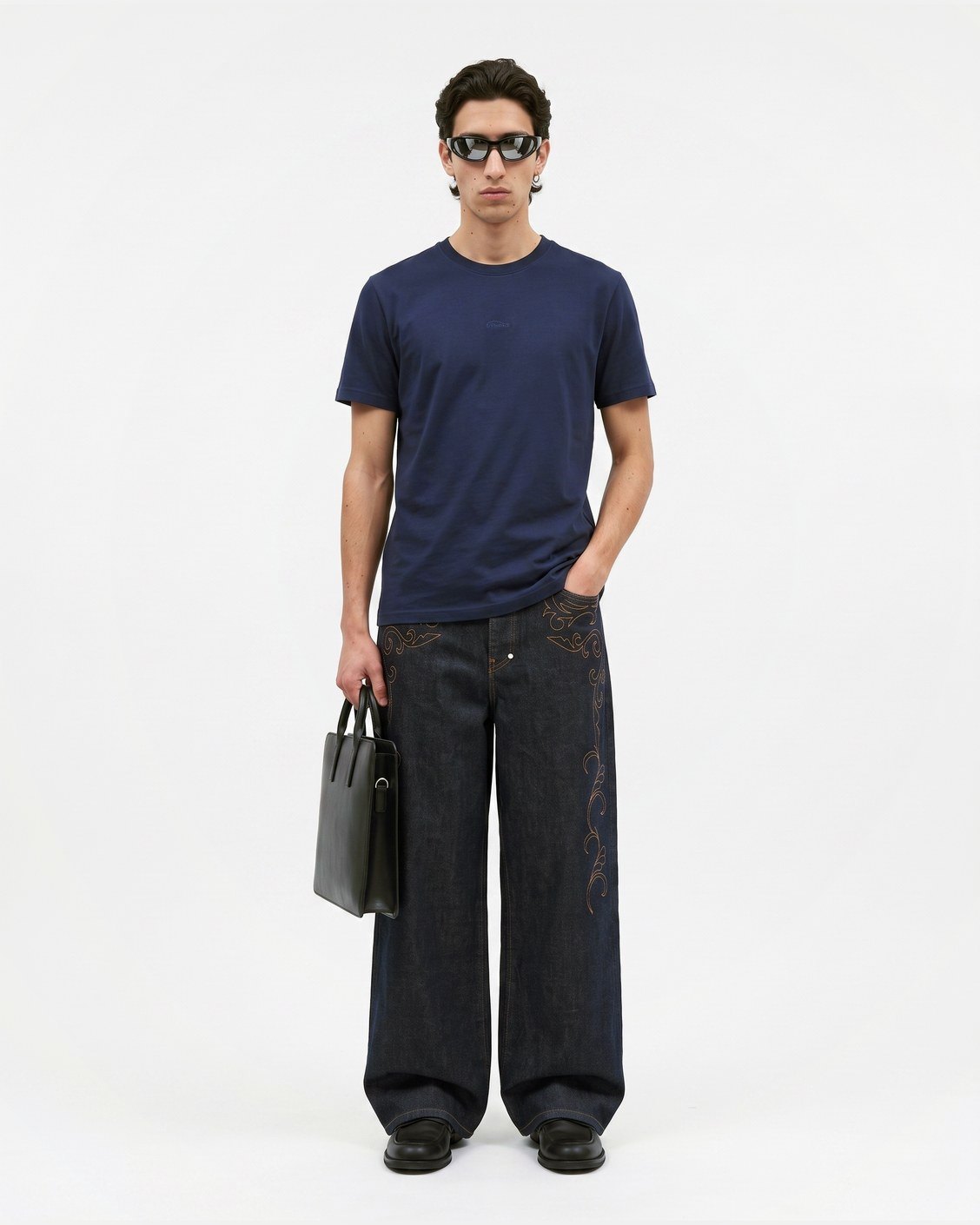 Slim Tee Navy, product view 1 on a light grey background