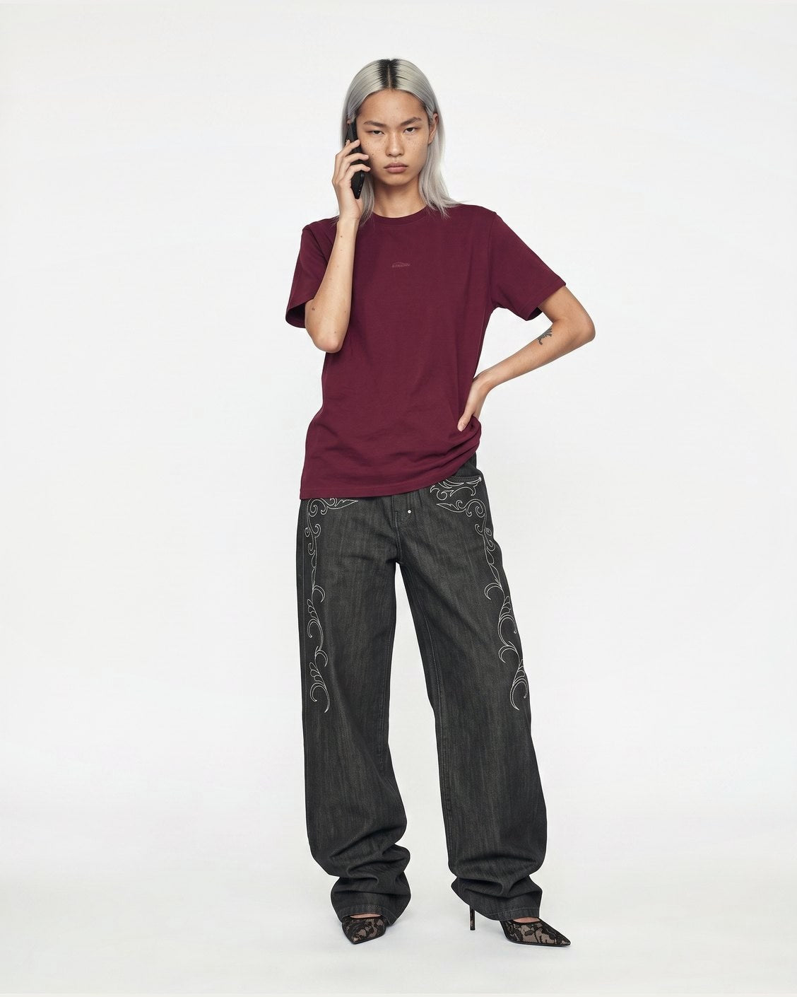 Slim Tee Bordeaux, product view 2 on a light grey background